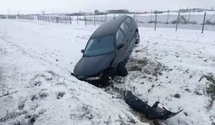 Auto w rowie, zderzenie 2 pojazdów, pożary [raport strażaków]