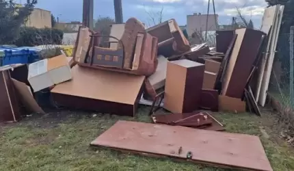 Mieszkańcy ulicy Działkowej w Ciechowie walczą ze śmieciami. “Wygląda to okropnie”