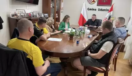 Wójt Gminy Udanin podpisał umowy z przedstawicielami trzech klubów sportowych
