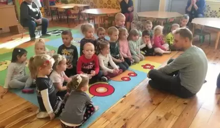 Spotkanie psychologa z przedszkolakami z Ciechowa