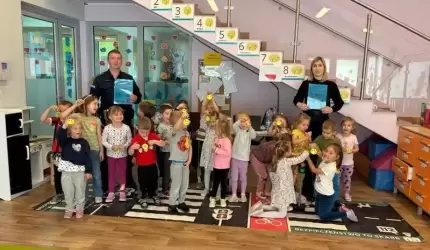 Policjanci uczą bezpieczeństwa – spotkanie z przedszkolakami z Pisarzowic