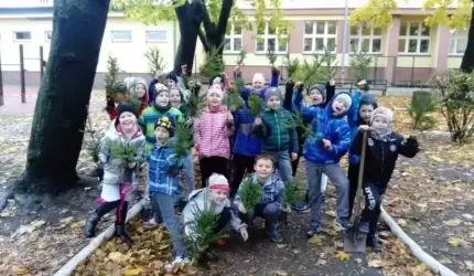 100 drzewek zasadzono w średzkiej podstawówce