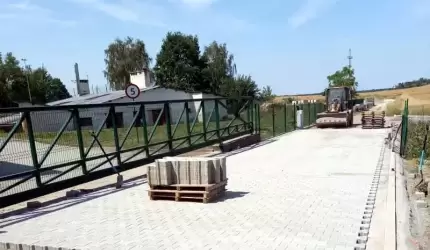 Ul. Szkolna w Rakoszycach – trwa układanie kostki