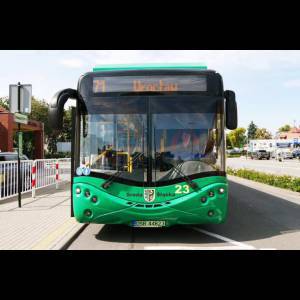 Zielony autobus oznaczony numerem „71” z trasą „Wrocław”, zaparkowany i gotowy na pasażerów na miejskiej ulicy.
