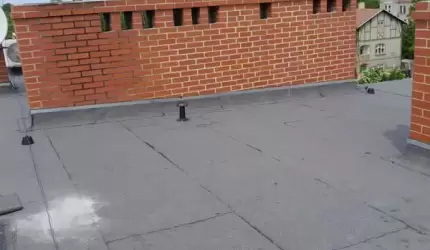 Remont dachu budynku na 1 Maja