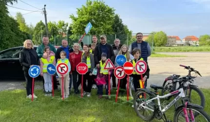Młodzi rowerzyści z SP Udanin gotowi do drogi – karty rowerowe zdobyte!
