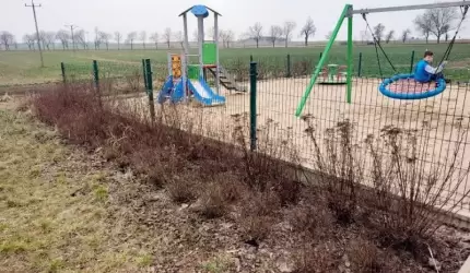 O gminne place zabaw na wsiach zadba zewnętrzna firma