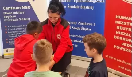 Ważne umiejętności na całe życie - szkolenie z pierwszej pomocy dla dzieci ze średzkiej szkoły