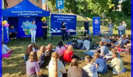 Spotkanie policjantów z młodzieżą nad Odrą w Malczycach