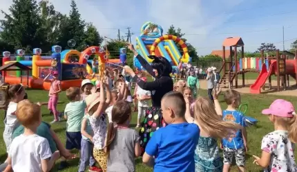 Dzień Dziecka w Przedszkolu w Ciechowie  - dmuchańce i zabawy z Myszką Miki