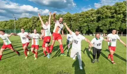 Polonia Środa Śląska wygrywa w Kobierzycach i awansuje do IV ligi! [zdjęcia]