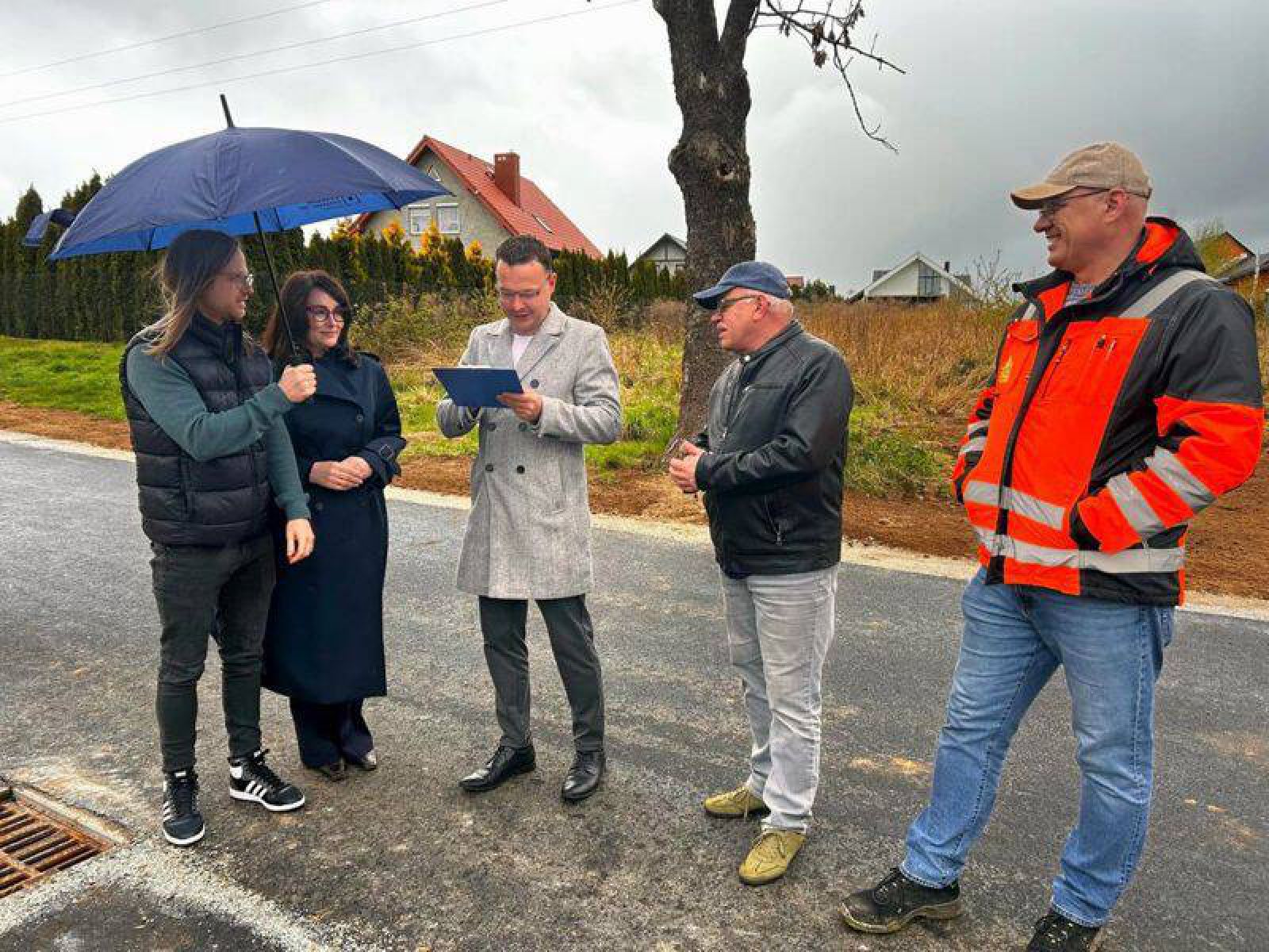 Nowa nawierzchnia na ul. Polnej w Rakoszycach. Inwestycja oficjalnie odebrana