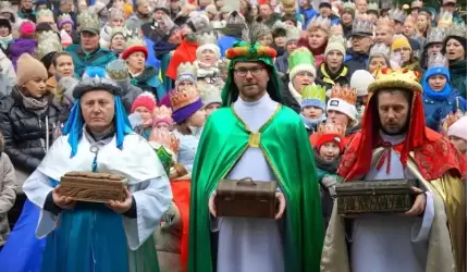 "Kłaniajcie się królowie!" Orszak Trzech Króli w Mieście Skarbów [zdjęcia i wideo]