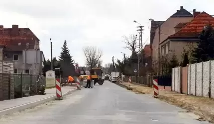 Na ul. 1 Maja w Malczycach praca wre