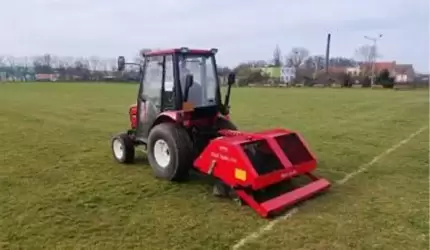 Wertykulacja boiska w Ogrodnicy na zlecenie UM