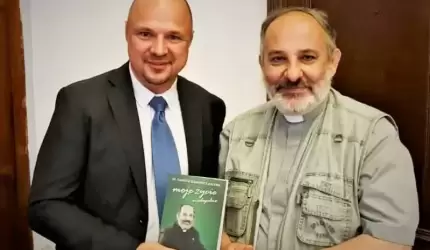 Książka księdza Isakowicza-Zaleskiego z dedykacją dla mieszkańców Gminy Malczyce