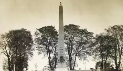 Pomnik w Lutyni krótko przed odsłonięciem (ciekawostka historyczna)