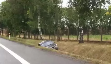 Auto porzucone w rowie