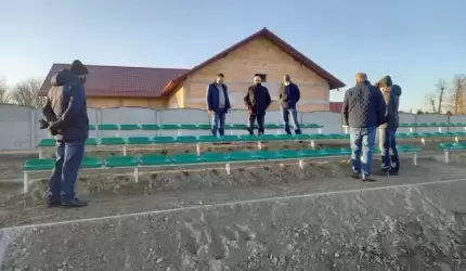 Nowe trybuny na boisku w Rakoszycach