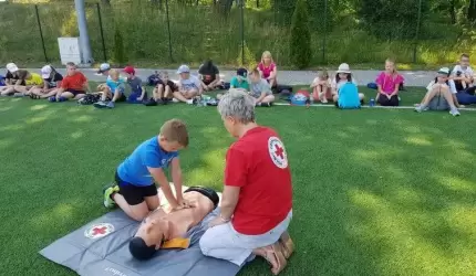 Także w czasie wakacji dzieci się uczą jak pomóc drugiemu człowiekowi