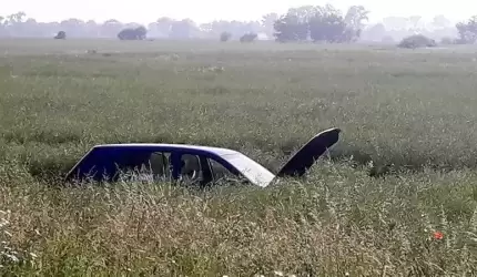 Auto w polu. Pasażer zakleszczony, a kierowca znikł...