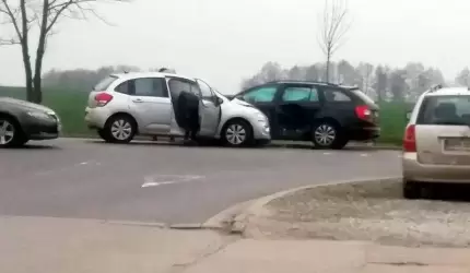 Kolizja w Komornikach. Są utrudnienia na drodze
