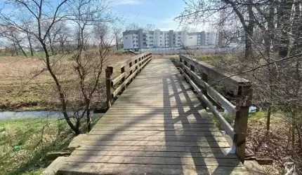 Powiatowy nakazuje rozbiórkę kładki, dolnośląski inspektor uchyla nakaz