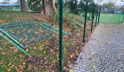 Trwa wymiana części ogrodzenia przy stadionie OSiR