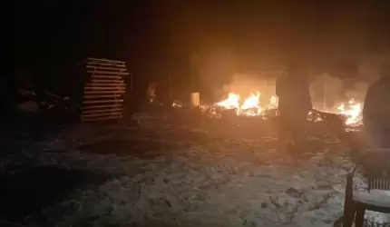 Pożar przyczepy kempingowej, śmierć mężczyzny, kolizje [raport strażaków]