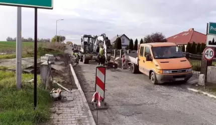 Budują nawierzchnię ul. Reymonta na granicy miasta