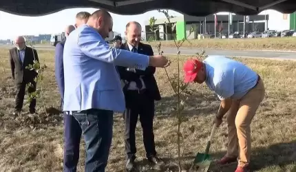 100 dębów na 100-lecie niepodległości - akcja z udziałem kandydata na burmistrza