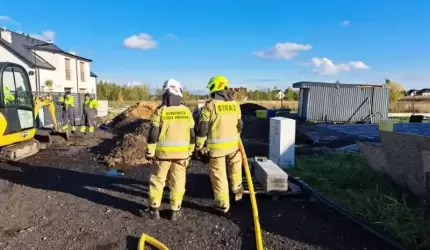 Koparka uszkodziła gazociąg. Interweniowali strażacy i specjalistyczna grupa ratownictwa chemicznego