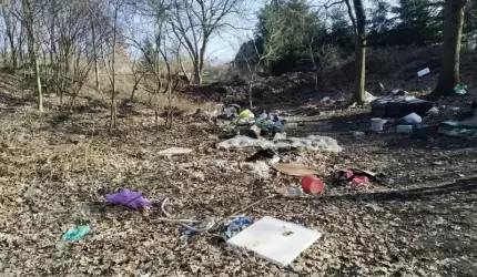 Jedni śmiecą, inni sprzątają. Śmieciowy problem w Malczycach
