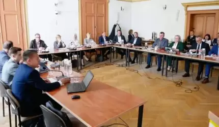 Sesja Rady Powiatu w Środzie Śląskiej – ważne decyzje i lokalne inicjatywy