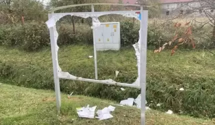 Tablica w Komornikach rozerwana na strzępy