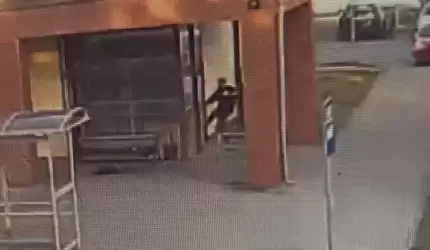 Uszkodzili drzwi dworcowej poczekalni. Byli pod wpływem alkoholu