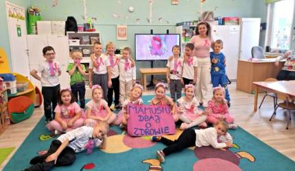 Dzień Różowej Wstążki w Przedszkolu w Ciechowie – taniec, kwiaty i ważne przesłanie