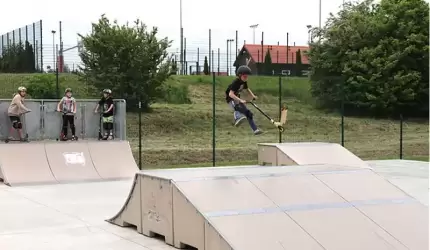 Tricki na hulajnogach w średzkim skateparku
