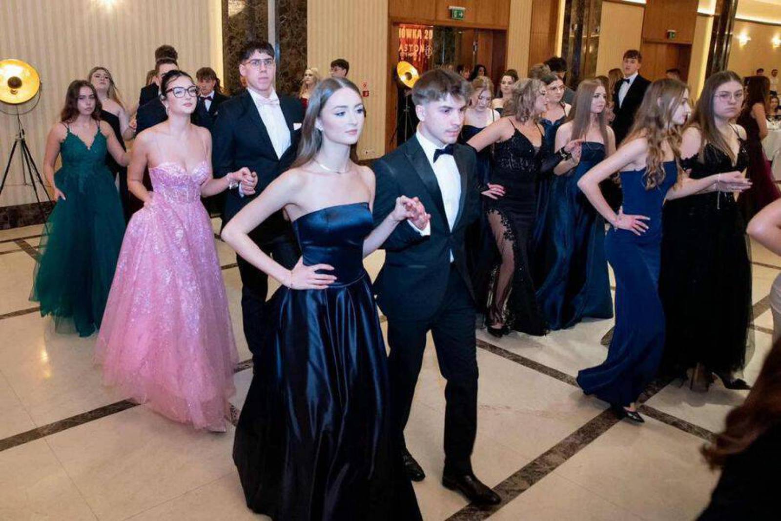 Bal studniówkowy średzkich maturzystów – tradycja, elegancja i świetna zabawa
