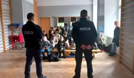 Policjanci z wizytą w Szkole Podstawowej nr 1 w Środzie Śląskiej
