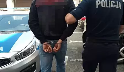 Jechał bez uprawnień i okazało się, że jest poszukiwany...