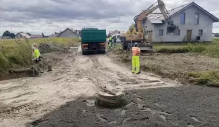 Ruszyła budowa nawierzchni na ul. Fiołkowej w Środzie Śląskiej