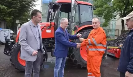 Nowy zestaw do pielęgnacji zieleni trafił do powiatowej służby drogowej