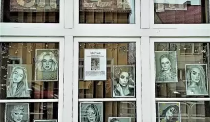 Sztuka przez okno wygląda na ulicę