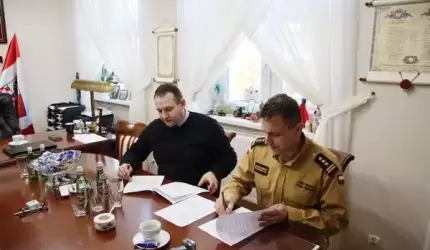 Podpisanie porozumienia ws. dofinansowania dla Straży Pożarnej w Środzie Śląskiej