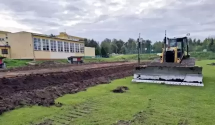 Trwają prace przy usuwaniu humusu z płyty boiska w Miękini