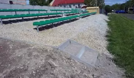 Montaż trybun sportowych w Rakoszycach w ramach grantu ANZŚ