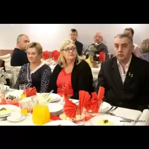 Klubu Honorowych Dawców Krwi „Kropelka Życia” A gathering at a dining table with decorated plates, drinks, and guests engaged in conversation. Klubu Honorowych Dawców Krwi „Kropelka Życia”
