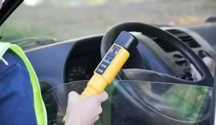 Wjechał w ogrodzenie i uszkodził samochód na posesji