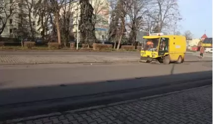 Doczyszczanie peronów POLBUS-PKS po latach zaniedbań Spółki